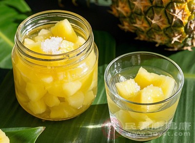浸泡完成后，要用清水將菠蘿沖洗干凈，去除表面殘留的鹽水，這樣既能保證食用安全，又能避免過多的鹽分影響口感