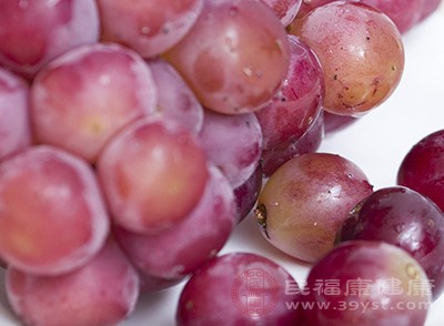 葡萄中含有豐富的酒石酸，能與酒精中的乙醇相互作用形成酯類物質(zhì)，從而降低體內(nèi)酒精濃度，緩解酒后反胃、惡心的癥狀