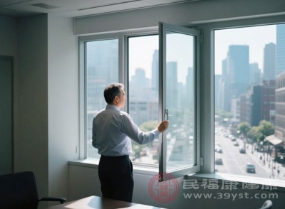 保持室內(nèi)空氣流通，打開窗戶或使用風(fēng)扇等設(shè)備通風(fēng)換氣