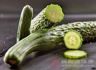 黃瓜中的膳食纖維可以促進(jìn)腸道健康，減少有害物質(zhì)在腸道內(nèi)的停留時(shí)間