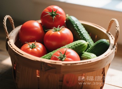 許多人都有將西紅柿和黃瓜一起食用的經(jīng)歷，比如制作涼拌西紅柿黃瓜、蔬菜沙拉等，并沒有出現(xiàn)任何不適癥狀