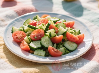 食用前需將西紅柿和黃瓜徹底清洗干凈，最好用流水沖洗，必要時(shí)可以用鹽水浸泡一段時(shí)間，以去除表面的農(nóng)藥殘留和雜質(zhì)
