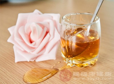 對(duì)于經(jīng)常便秘的人群來說，蜂蜜水是一種天然且溫和的緩解方式