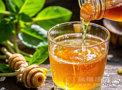 蜂蜜中含有豐富的葡萄糖、維生素、鎂等成分，這些物質(zhì)可以調(diào)節(jié)神經(jīng)系統(tǒng)，緩解緊張情緒，起到助眠的作用