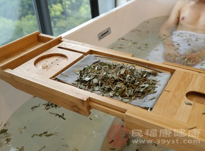 一般來(lái)說(shuō)，艾灸后2-6小時(shí)洗澡較為合適
