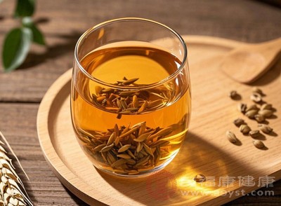 從現(xiàn)代醫(yī)學(xué)的角度分析，大麥茶中可能含有某些成分影響體內(nèi)激素水平