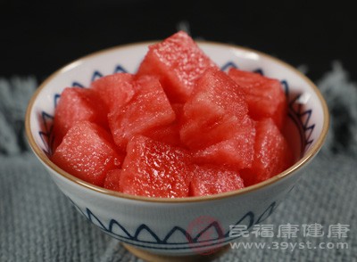西瓜堪稱夏季下火的“明星水果”，水分含量高達(dá)90%以上，甘甜多汁，清爽解渴