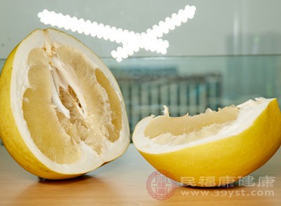 柚子不僅能清熱降火，還能促進(jìn)消化，緩解因上火引起的食欲不振、消化不良