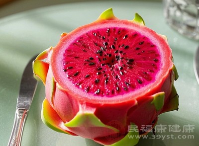 火龍果分為紅心和白心兩種，均屬寒性水果，富含花青素、膳食纖維、維生素等營養(yǎng)物質(zhì)