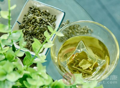 綠茶中的茶多酚有助于促進(jìn)新陳代謝，與火龍果搭配，能更好地發(fā)揮健康效益