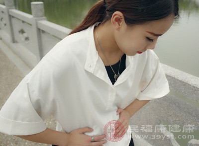 長期的胃潰瘍還可能導(dǎo)致胃穿孔，此時患者會突然出現(xiàn)劇烈的腹痛，疼痛迅速蔓延至全腹