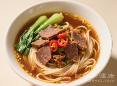 商家為了提升口感和風(fēng)味，會(huì)添加各種豐富的配料與湯底