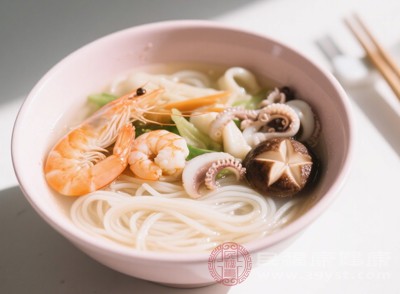 除了米線本身和配料，一頓飯的其他飲食搭配也很關(guān)鍵