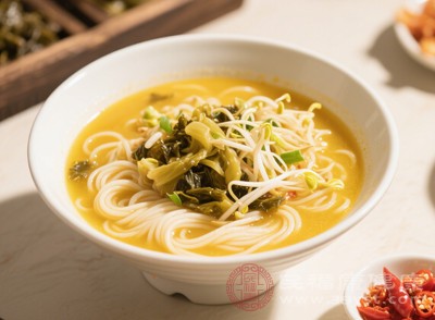 吃米線時，搭配一些富含蛋白質(zhì)的食物，如雞蛋、豆腐，以及新鮮水果和蔬菜，保證營養(yǎng)均衡