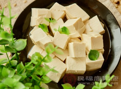 在食用豆腐時，應(yīng)避免搭配蜂蜜，二者的食用時間最好間隔2-3小時