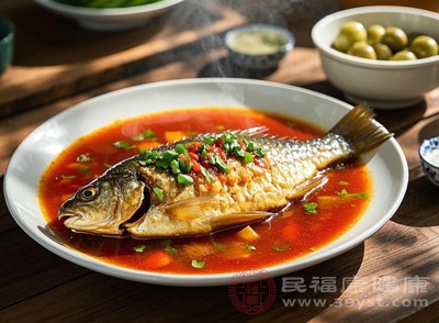 蜂蜜與鯽魚(yú)同食，可能會(huì)發(fā)生生化反應(yīng)，產(chǎn)生對(duì)人體有害的物質(zhì)，引發(fā)中毒現(xiàn)象