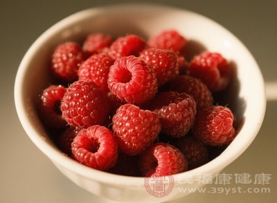 現(xiàn)代科學(xué)研究表明，覆盆子中富含多種抗氧化物質(zhì)，如超氧化物歧化酶(SOD)、維生素C、類黃酮、酚酸等