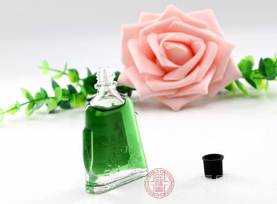 風(fēng)油精主要由薄荷腦、樟腦、桉油、丁香酚、水楊酸甲酯等成分組成