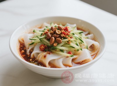 讓涼皮成為“減肥大敵”的，其實是搭配的調(diào)料