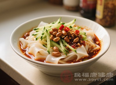 夏季氣溫高，涼皮容易滋生細菌。選擇現(xiàn)做現(xiàn)賣的攤位，避免食用放置過久的涼皮，以防食物中毒