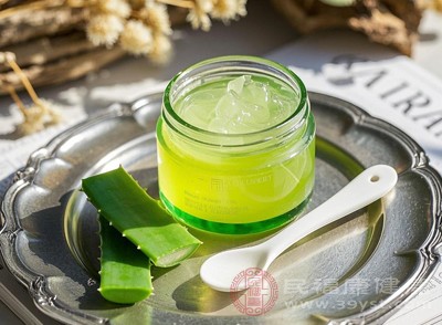 將蘆薈膠與適量的洗發(fā)水混合使用，堅(jiān)持一段時(shí)間，有助于改善頭皮環(huán)境，讓頭發(fā)更加健康