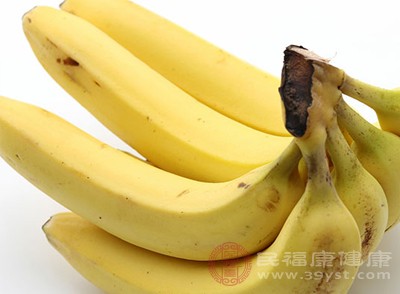 睡前適量食用香蕉，補(bǔ)充鉀元素，可以在一定程度上幫助穩(wěn)定夜間血壓，讓心臟在睡眠中也能“輕松工作”