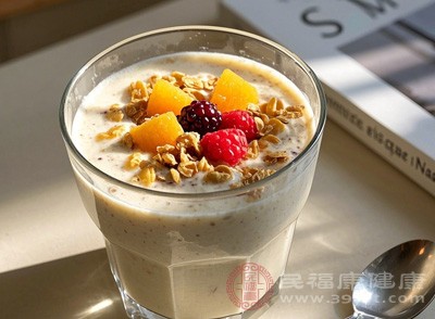 燕麥麥片冰沙在炎熱的天氣里喝上一杯，瞬間驅(qū)散暑氣，同時還能為身體補充營養(yǎng)