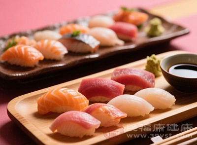 生魚片是許多人喜愛的美食，但它未經(jīng)高溫烹飪，可能攜帶大量的細(xì)菌(如副溶血性弧菌)、寄生蟲(如肝吸蟲、異尖線蟲)等病原體