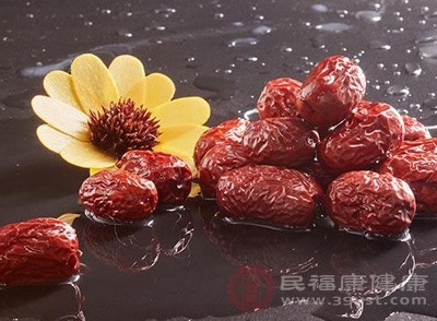 在醫(yī)生或?qū)I(yè)營養(yǎng)師的指導(dǎo)下，搭配一些溫性食材，如生姜、紅棗等，中和桑葉的寒性
