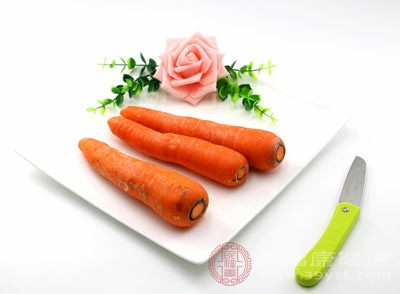 蒸制是一種相對溫和的烹飪方式，能最大程度保留胡蘿卜中的水溶性維生素，如維生素C