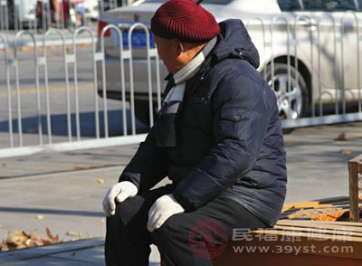 晚期會(huì)出現(xiàn)出門迷路、無(wú)法自主穿衣等情況，給家庭帶來(lái)沉重負(fù)擔(dān)