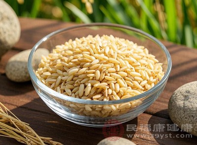 用糙米、燕麥替代白米白面，每餐主食不超過拳頭大，搭配雞蛋和綠葉菜延緩吸收