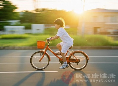 保證1小時(shí)戶外活動(dòng)，跑跳、曬太陽能促進(jìn)腸胃蠕動(dòng)，提升免疫力，降低感染性腹瀉風(fēng)險(xiǎn)