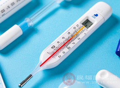 每天測3次體溫，超過38.5℃按說明吃退燒藥