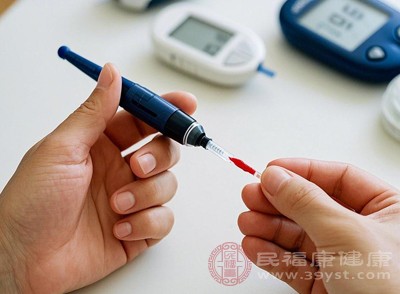即使是健康人群，長(zhǎng)期大量吃甜水果，也可能降低胰島素敏感性，增加患糖尿病的風(fēng)險(xiǎn)