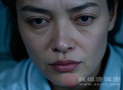 血液循環(huán)變慢，面色暗沉、黑眼圈加重，更顯憔悴