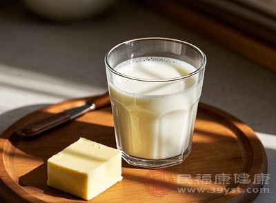 運(yùn)動(dòng)后身體急需補(bǔ)充蛋白質(zhì)修復(fù)肌肉，睡前喝一杯牛奶反而有助于增肌