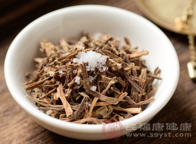 車前子富含膳食纖維，其中的親水黏多糖遇水后會膨脹形成凝膠狀物質(zhì)，能增加糞便體積，促進腸道蠕動，軟化大便，從而改善便秘問題