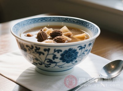 在煲湯時，如燉雞湯、排骨湯，加入少許車前子，既能增添湯的風味，又能提升湯的養(yǎng)生價值