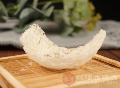 燕窩主要由金絲燕用唾液和絨羽等混合凝結(jié)而成，富含蛋白質(zhì)、唾液酸、氨基酸等營(yíng)養(yǎng)成分