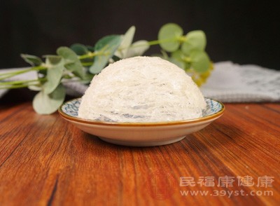 開水泡發(fā)會(huì)破壞燕窩的營(yíng)養(yǎng)結(jié)構(gòu)，正確做法是用冷水或溫水泡發(fā)