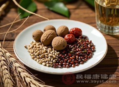 龍眼干富含多種對(duì)大腦有益的營(yíng)養(yǎng)成分，如葡萄糖能為大腦提供能量