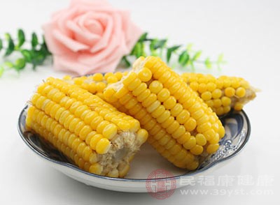 在減肥期間，每天吃1-2根玉米代替部分主食，有助于維持身體正常運(yùn)轉(zhuǎn)，加速脂肪燃燒