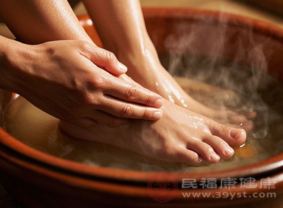 泡腳還能改善腸胃功能，促進(jìn)消化吸收，減少脂肪在體內(nèi)的堆積
