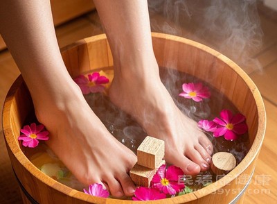 白醋泡腳能通過調(diào)節(jié)身體的神經(jīng)系統(tǒng)，緩解這些不適癥狀