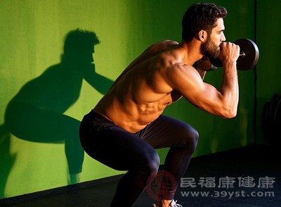 避免在身體極度疲勞或饑餓狀態(tài)下進(jìn)行深蹲訓(xùn)練，因?yàn)榇藭r身體能量供應(yīng)不足，可能導(dǎo)致動作變形，增加受傷風(fēng)險