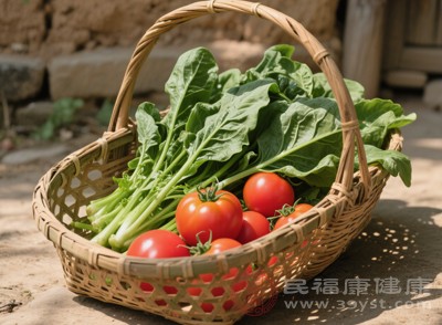 每天適量食用菠菜西紅柿炒雞蛋或菠菜西紅柿湯，能夠為身體提供持續(xù)的營養(yǎng)支持，讓健康如影隨形