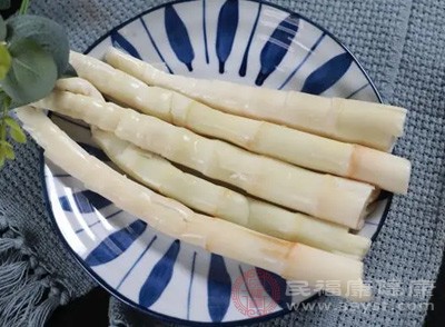 大量食用筍后，粗纖維會(huì)刺激胃腸道黏膜，引發(fā)或加重腹痛、腹脹、腹瀉等癥狀