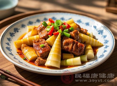特別是本身就有泌尿系統(tǒng)結(jié)石病史，或者體內(nèi)草酸代謝異常的人群，過量食用筍會(huì)使結(jié)石形成的風(fēng)險(xiǎn)大幅增加
