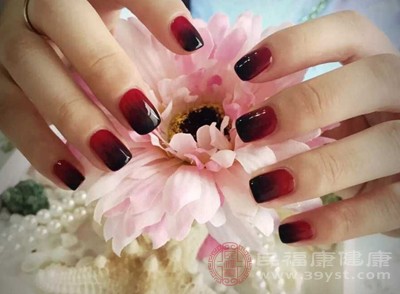 指甲油中的某些化學(xué)成分，如香料、色素等，可能成為過(guò)敏原